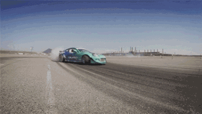 赛车惊险逆转取胜，粉丝狂欢不已